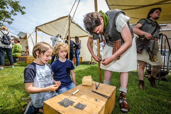 ©Benny Proot  Kinderen leren onder meer een maliënkolder maken. ...  